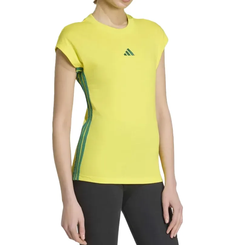 Blusa feminina Adidas amarela com logo no peito e três listras verdes nas mangas